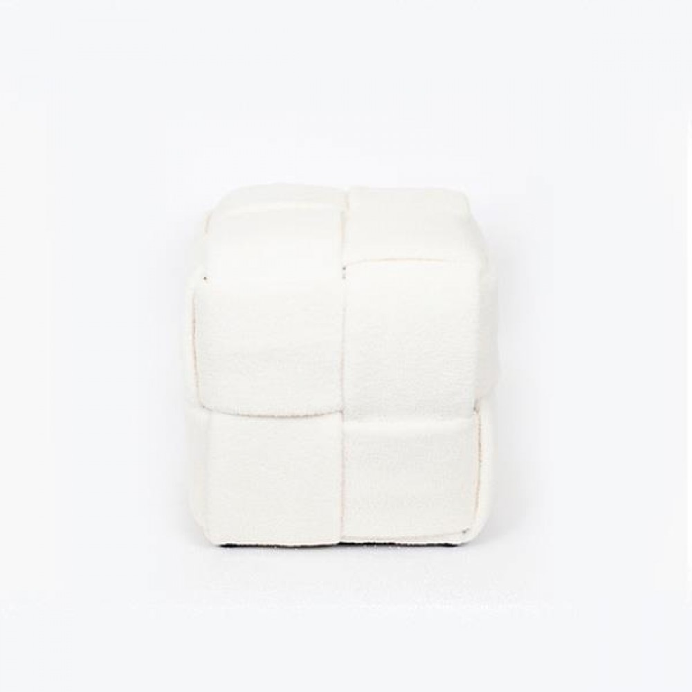 Σκαμπό από μπουκλέ ύφασμα σε χρώμα λευκό 38x38x40