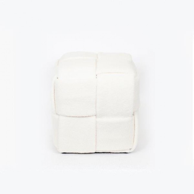 Σκαμπό από μπουκλέ ύφασμα σε χρώμα λευκό 38x38x40