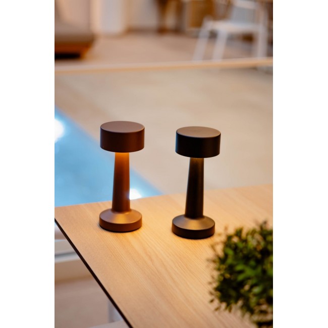 Επιτραπέζιο φωτιστικό από μέταλλο σε χρώμα μαύρο 9x9x21