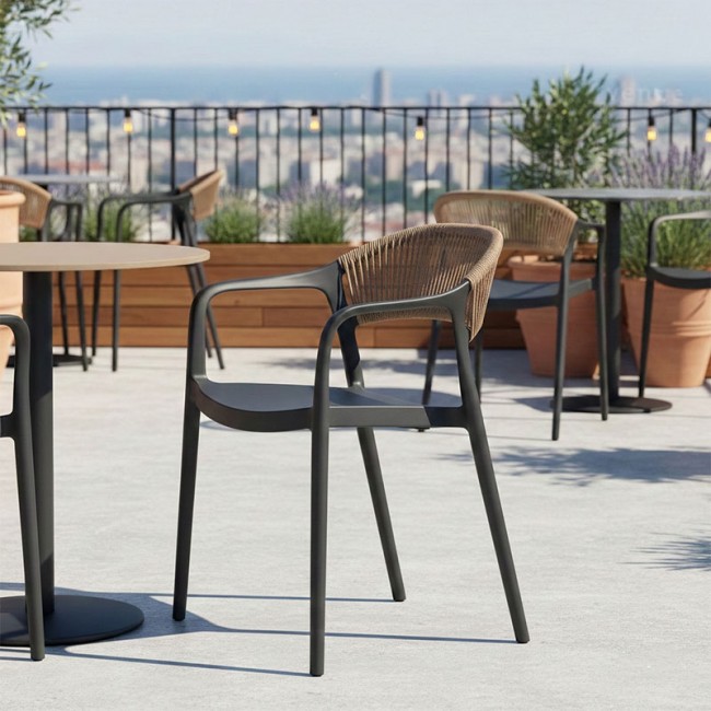 Πολυθρόνα Ankara στοιβαζόμενη pp-pe rattan σε μαύρη-φυσική απόχρωση 54x55.5x77